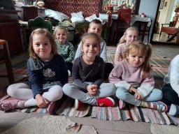 Rok szkolny 2022-2023 - 07. Wizyta pan z Koła Gospodyn Wiejskich w Niedzwiadzie